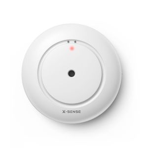 X-Sense SWS51 Wassermelder Vorderansicht mit LED-Anzeige auf weißem Hintergrund