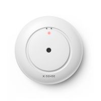 X-Sense SWS51 Wassermelder Vorderansicht mit LED-Anzeige auf wei&szlig;em Hintergrund